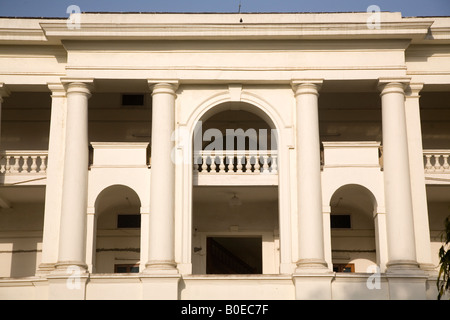 La Corte Ovest Ostello a Nuova Delhi, India. Palme davanti alla classica architettura di stile facciata. Foto Stock