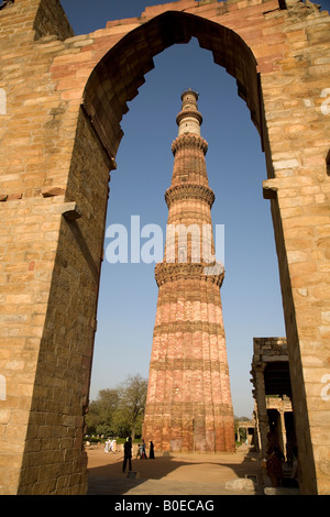 Il Qutb Minar a Nuova Delhi in India si erge 72,5 metri di altezza ed è la più alta torre in pietra in India. Foto Stock