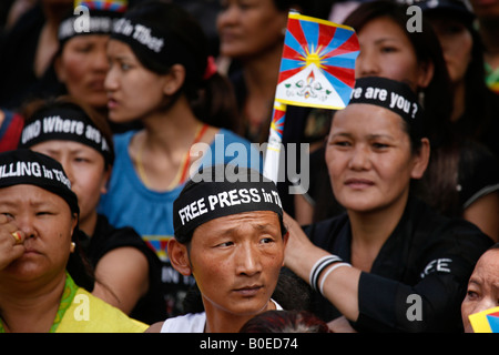 'Stop la Tortura' e 'Free Press in Tibet" di dire i segni sui lacci di manifestanti tibetani raccolti in Janpath, New Delhi Foto Stock