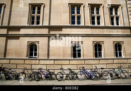 Gli studenti' biciclette parcheggiate fuori edificio di college di Cambridge Foto Stock