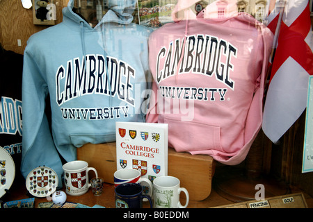 Negozio di souvenir in vetrina in Cambridge Inghilterra England Foto Stock