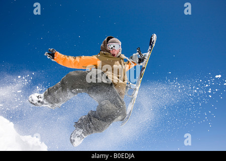 Snowboarder divertendosi Foto Stock