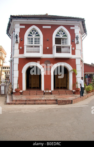 In rosso di un edificio in stile coloniale della città di Panaji (noto anche come Panjim) in Goa, India. Foto Stock