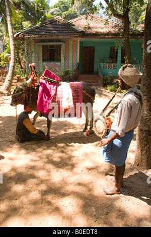 Uomini Karnatakan riprodurre musica e fare un decorato mucca dance ed eseguire trucchi di bilanciamento vicino a Bogmalo Beach in Goa, India. Foto Stock