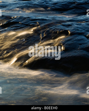 Roccia lungo la riva del lago Superior, Artist Point, Grand Marais, Minnesota Foto Stock