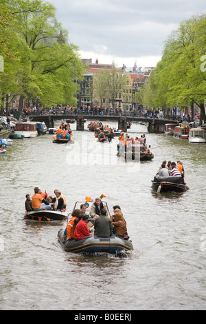 Le parti su barche affollate. Queens giorno 30 Aprile 2008 l'annuale nazionale olandese per giorno Amsterdam Olanda Paesi Bassi. Foto Stock