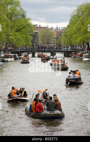 Le parti su barche affollate. Queens giorno 30 Aprile 2008 l'annuale nazionale olandese per giorno Amsterdam Olanda Paesi Bassi. Foto Stock