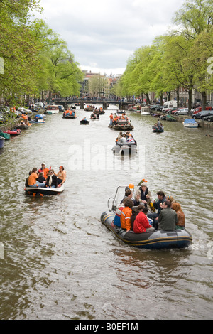 Le parti su barche affollate. Queens giorno 30 Aprile 2008 l'annuale nazionale olandese per giorno Amsterdam Olanda Paesi Bassi. Foto Stock