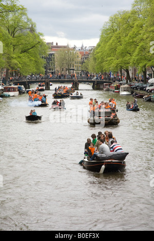 Le parti su barche affollate. Queens giorno 30 Aprile 2008 l'annuale nazionale olandese per giorno Amsterdam Olanda Paesi Bassi. Foto Stock