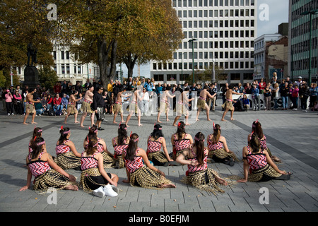 La compagnia di danza maori si pratica nella Cathedral Square Christchurch, prima della loro esibizione teatrale formale, in nuova Zelanda Foto Stock