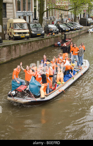 Le parti su barche affollate. Queens giorno 30 Aprile 2008 l'annuale nazionale olandese per giorno Amsterdam Olanda Paesi Bassi. Foto Stock