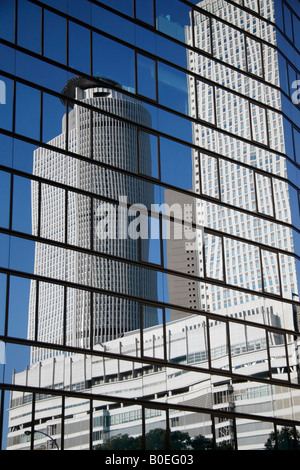 La riflessione delle Torri Gemelle JR dalla Stazione di un grattacielo. Nagoya, Giappone. Foto Stock