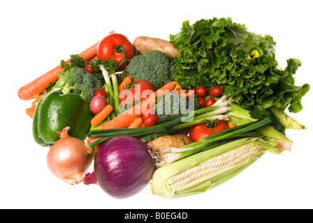 Un vivace assortimento di verdure fresche isolato su uno sfondo bianco Foto Stock