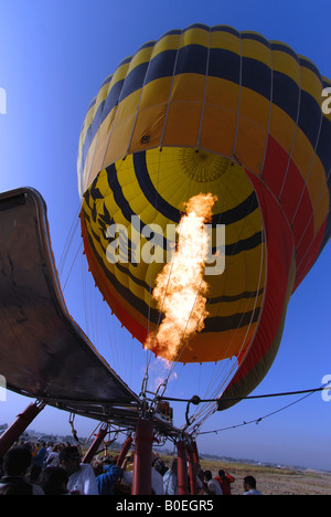 Aria calda da un riscaldatore a gas pompato in una mongolfiera sulla Cisgiordania vicino a Luxor Egitto Foto Stock