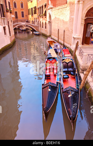 Gondole in un canale di Venezia Foto Stock