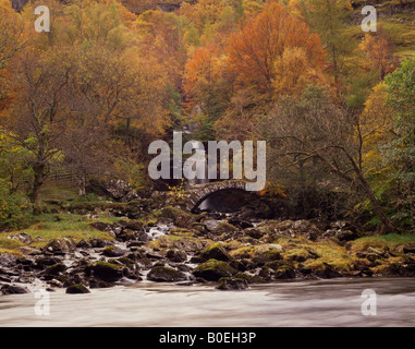 La cascata e ponte packhorse in Glen Lyon, Breadalbane, Perthshire, Scotland, Regno Unito. Foto Stock