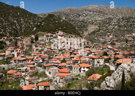 Guardando verso il basso sul villaggio di Stemnitsa in Arcadia Peloponneso centrale Grecia Foto Stock