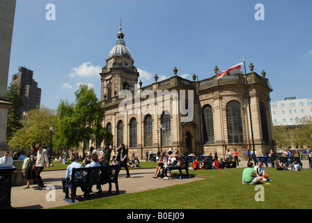 Le affollate giardini di San Filippo s Cathedral a Birmingham in Inghilterra Foto Stock