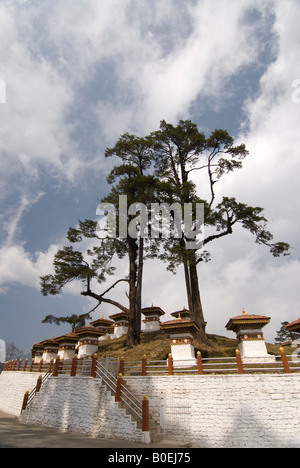 Raccolta di 108 chortens (stupa) a Druk Wangyel, alla massima elevazione di Dochu La (pass) Foto Stock