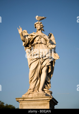 La statua di Roma con seagull sulla sua testa Foto Stock