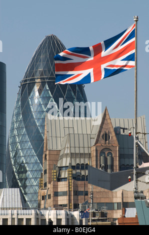 Il gherkin building e union jack flag, Londra, Inghilterra Foto Stock