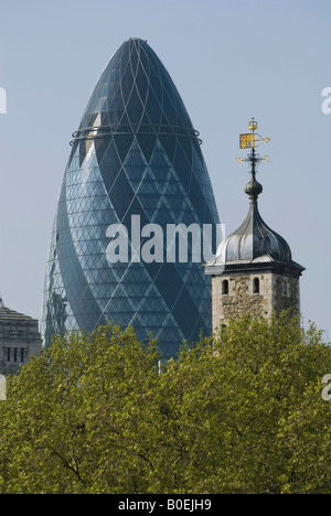 Il gherkin building e la Torre di Londra, Londra, Inghilterra Foto Stock