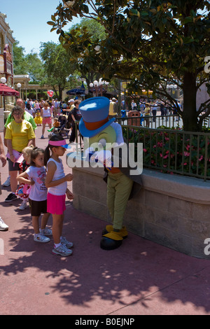 Jiminy Cricket firma autografi presso il Walt Disney World Resort in Orlando Florida Foto Stock