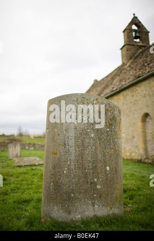 Lapide a St Oswalds Chiesa Widford in Cotswolds Oxfordshire UK Foto Stock