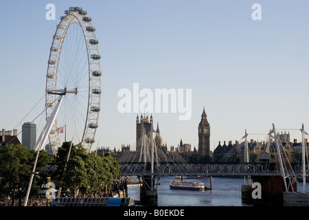 Vista di Londra dal Southbank mostra London Eye Big Ben Case del Parlamento Inghilterra REGNO UNITO Foto Stock
