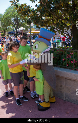 Jiminy Cricket firma autografi presso il Walt Disney World Resort in Orlando Florida Foto Stock