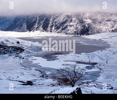 Vista invernale attraverso Llyn Idwal. Parco Nazionale di Snowdonia. Galles Foto Stock