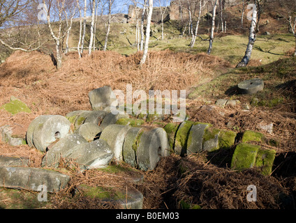 Pietre di mulino scartato a bordo di macina Foto Stock