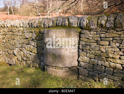 Antichi macine in una parete Foto Stock