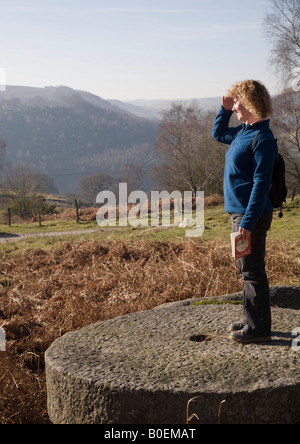 Donna in piedi su antichi macine Foto Stock