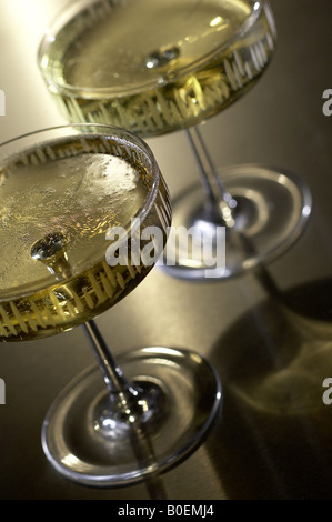 Due bicchieri di champagne su un tavolo di vetro Foto Stock