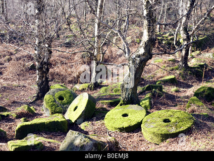 Pietre di mulino scartato inutilizzati bordo macina Foto Stock