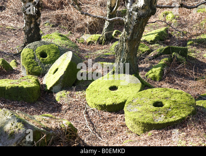 Pietre di mulino scartato inutilizzati bordo macina Foto Stock