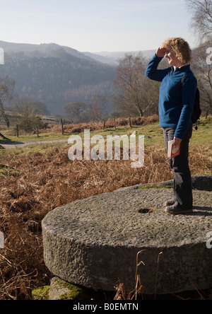 Donna in piedi su antichi macine Foto Stock