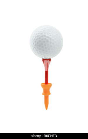 Palla da golf on tees isolato su bianco Foto Stock
