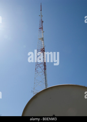 La torre delle comunicazioni con antenna parabolica, Washington DC, Stati Uniti d'America Foto Stock