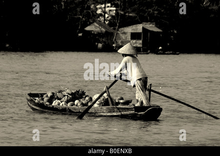 Venditore di ananas sul fiume Mekong vietnam Foto Stock