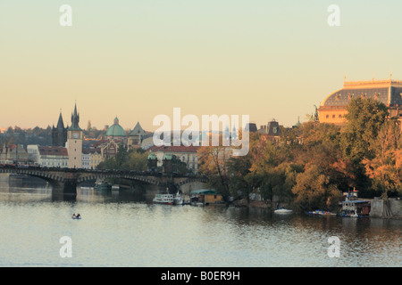 Il Teatro Nazionale si crogiola nel tardo pomeriggio la luce del sole sulla riva orientale del fiume Moldava Foto Stock