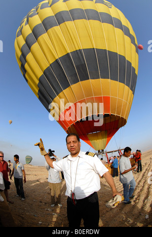 Una mongolfiera capitano dando un parlare di sicurezza ai turisti prima del loro volo sulla Cisgiordania vicino a Luxor Egitto Foto Stock