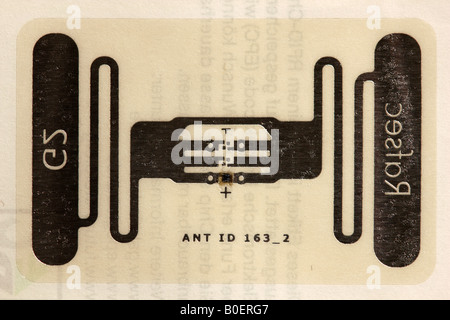 DEU Germania Essen Chip RFID Tecnologia di identificazione in radiofrequenza etichette per prodotti di moda in un grande magazzino Foto Stock