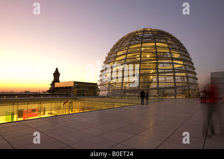 Berlino Edificio del Reichstag roof terasse cupola da Sir Norman Foster al crepuscolo Foto Stock