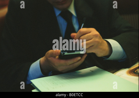 Uomo che utilizza computer palmare Foto Stock