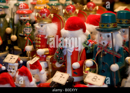 Fumatori uomini ornamenti in vendita in una fase di stallo al Christkindlmarkt (Mercatini di Natale) nel centro di Salisburgo, l'Austria, l'Europa. Foto Stock