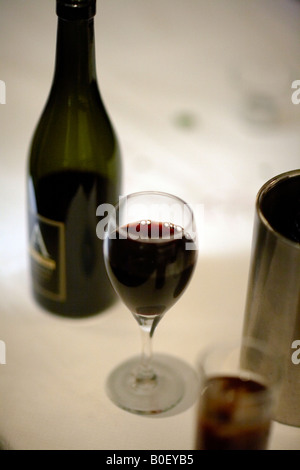 Una bottiglia di Amarone italiano vino rosso, su un tavolo con la bottiglia. Foto Stock