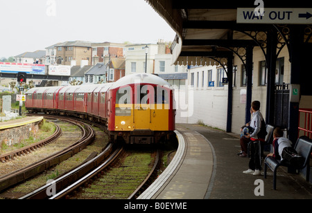 Isola Linea ferroviaria Treno in avvicinamento a Ryde Esplanade Station Isle of Wight England Regno Unito Foto Stock