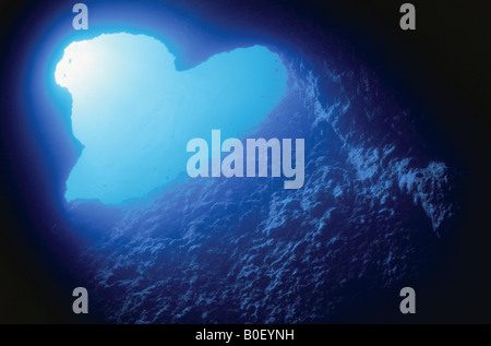 La grotta sottomarina di una forma di cuore Foto Stock